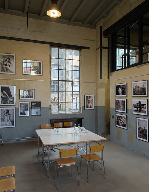 Raum einer Galerie mit Bildern an der Wand