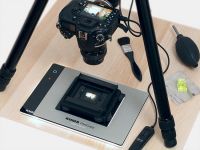 Kamera auf Repro-Stativ über Filmhalter und Leuchtplatte